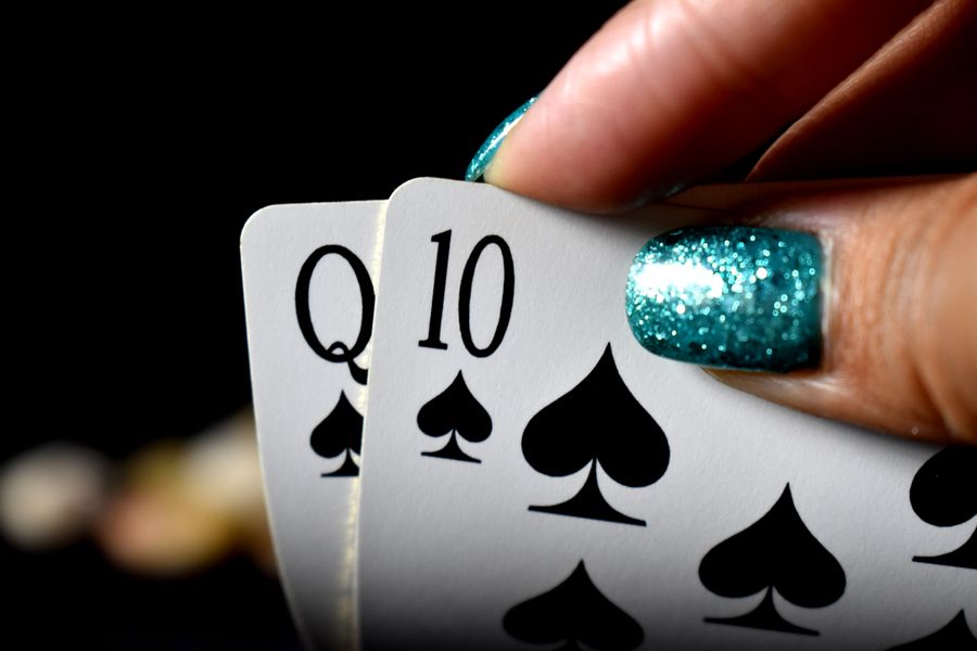 Tangan pemain memegang kartu poker