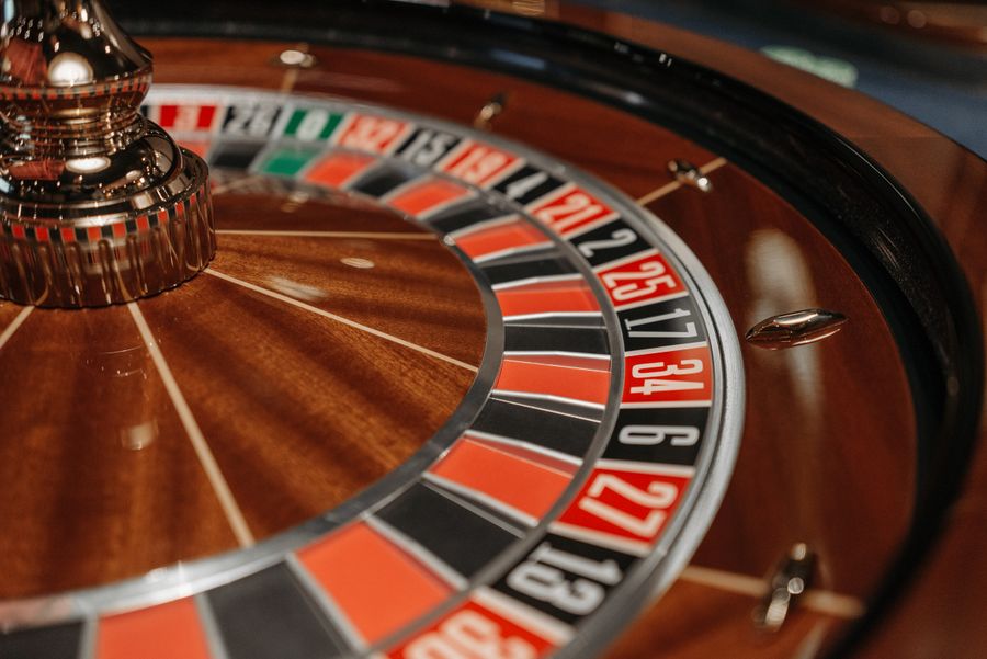 Roda roulette dengan angka merah dan hitam