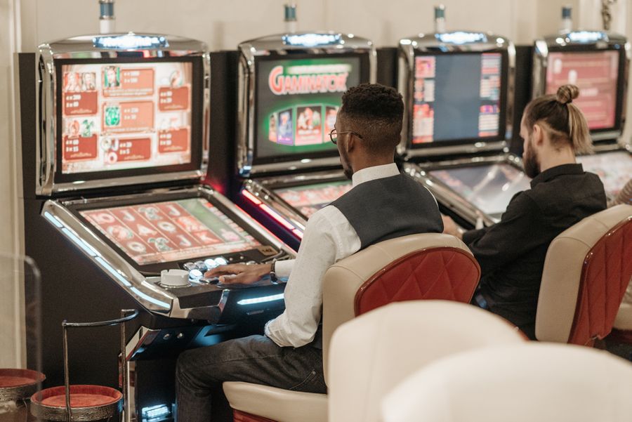 Pemain duduk di depan layar mesin slot