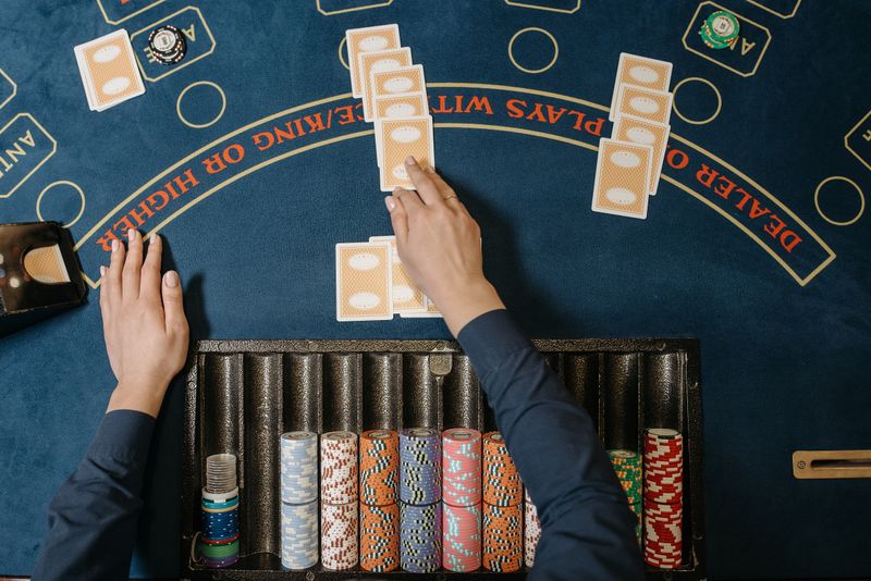 Dealer membagikan kartu di meja casino