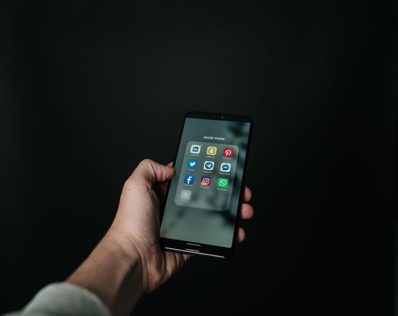 Ilustrasi tangan memegang smartphone